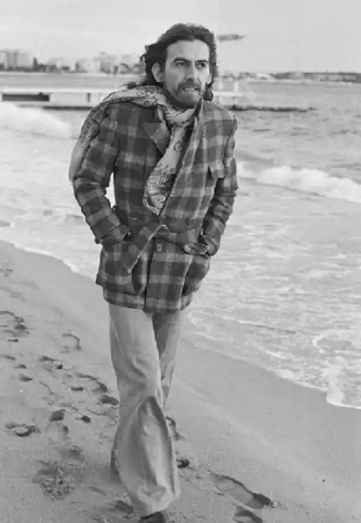 George Harrison: The Quiet One 2 George Harrison retratado en 1976 en la playa en Cannes, Francia. Foto: Michael Putland.