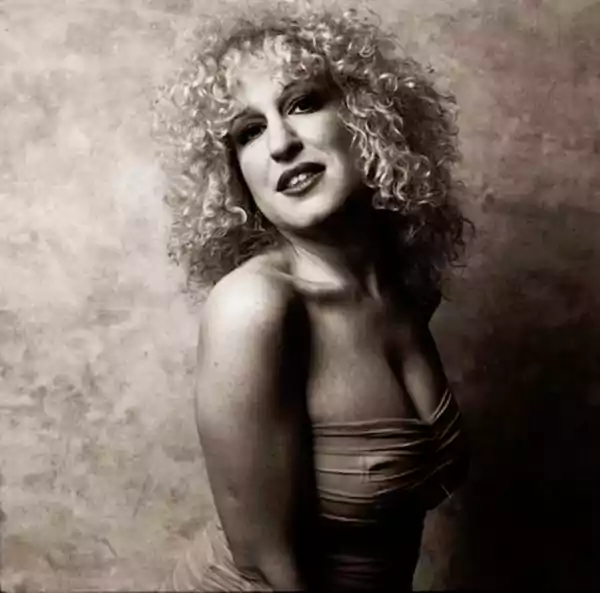 Bette Midler, la actriz y cantante que con humor encanta 1 Bette Midler 1980