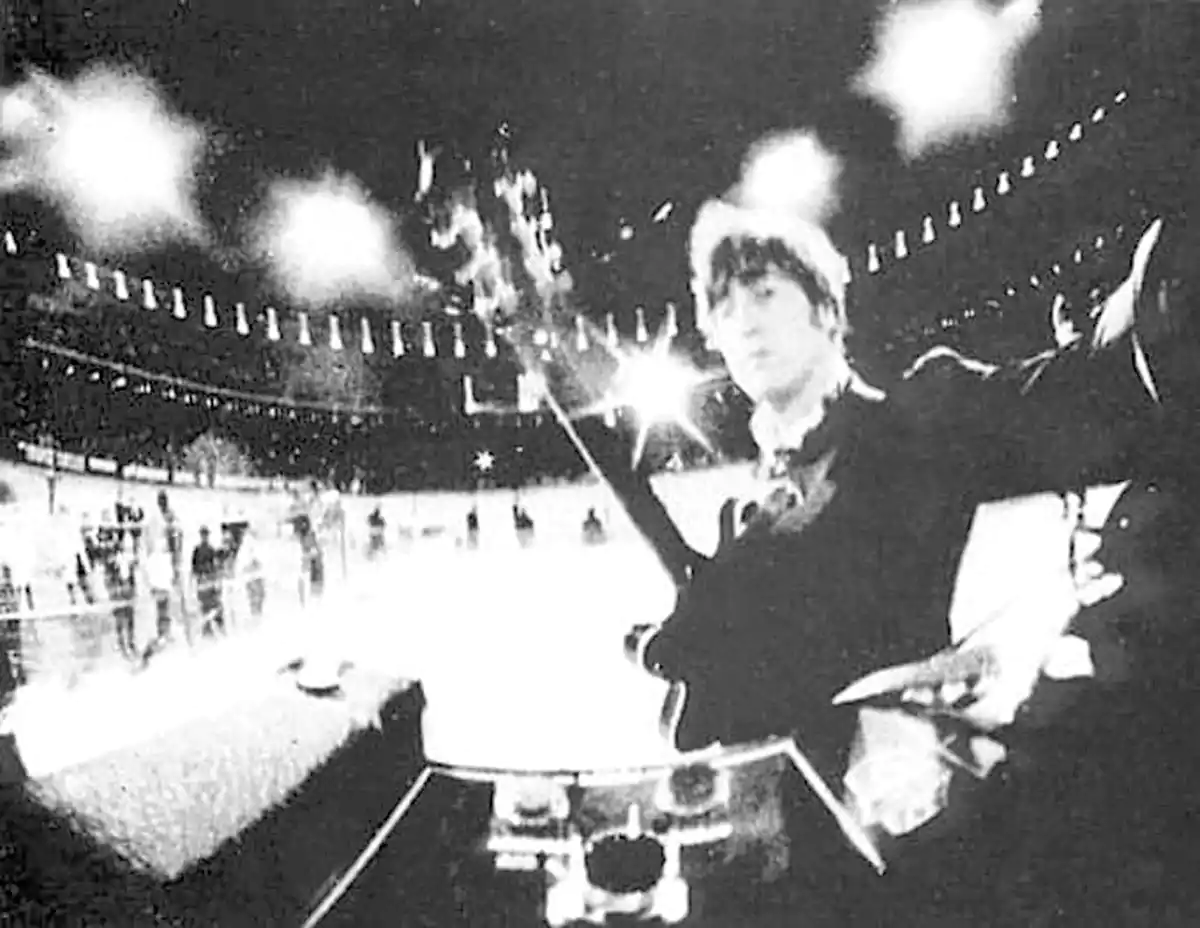 Un año más de la despedida de The Beatles 1 John Lennon en el concierto de despedida de The Beatles.
