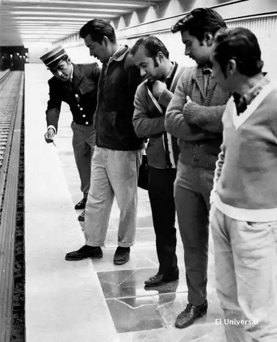 El Metro de la Ciudad de México y su historia 2 Empleado del Metro pide se respete la línea amarilla.