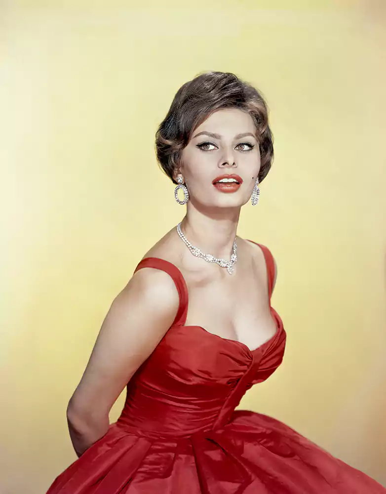 Actrices sex symbol del cine clásico 7 Sophia Loren (n. 1934), estrella de cine italiana con un vestido rojo.