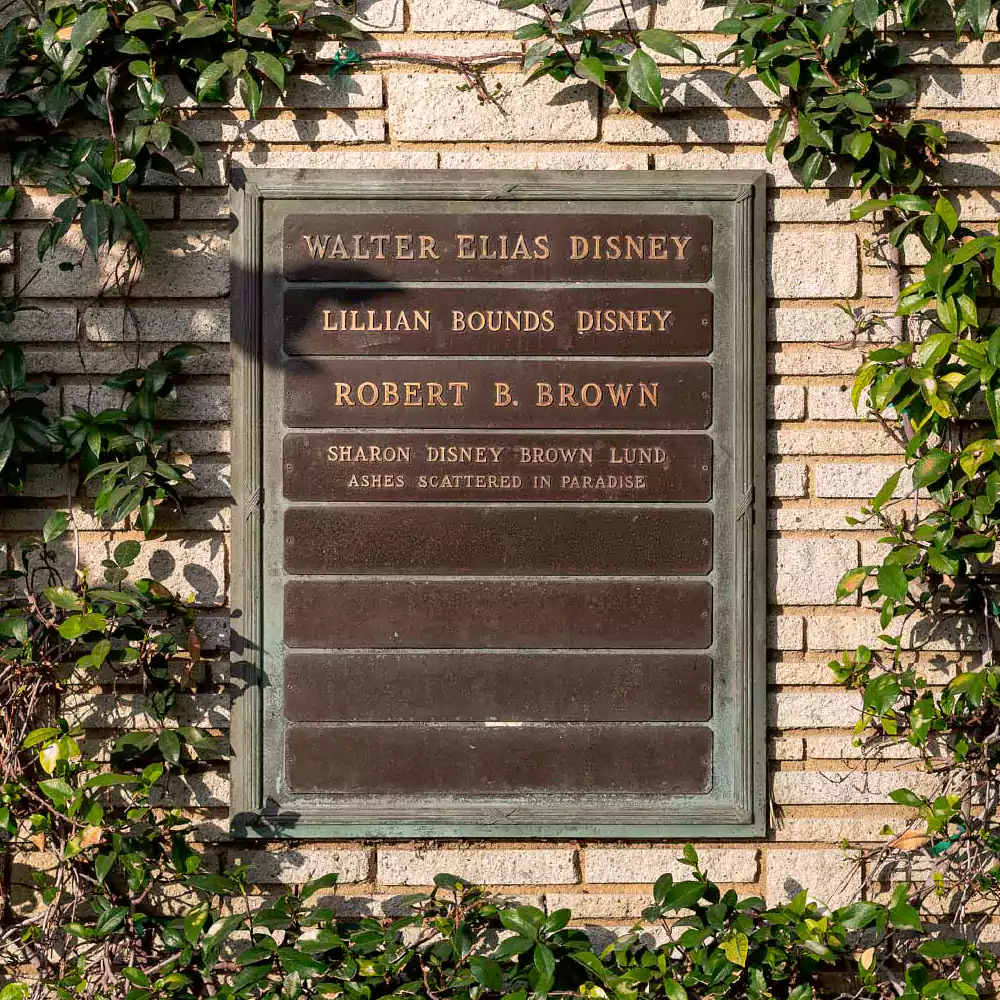 ¿Qué sucedió cuando falleció Walt Disney? 1 Tumba de Walt Disney.