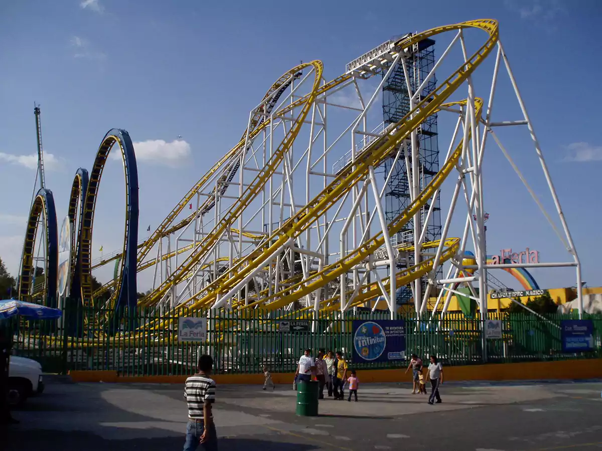 La Feria Chapultepec, un lugar inolvidable 3 La Montaña Infinitum, posteriormente llamada Montaña Triple Loop y finalmente Quimera. En esta montaña rusa ocurrió el accidente que provocó el cierre de La Feria Chapultepec. Foto: Dag Lindgren.