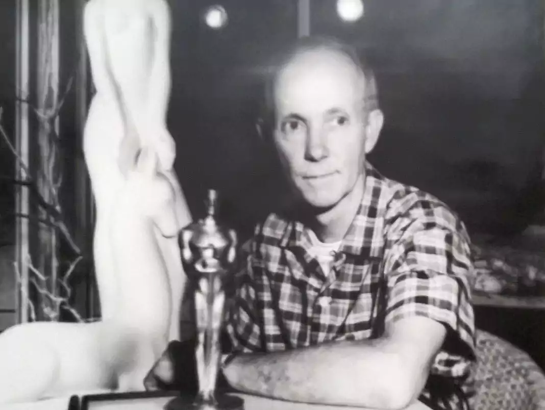 ¿Exactamente quién es Oscar? 5 George Stanley al lado de su creación: La estatuilla del Oscar, en 1959. Foto de los archivos familiares.