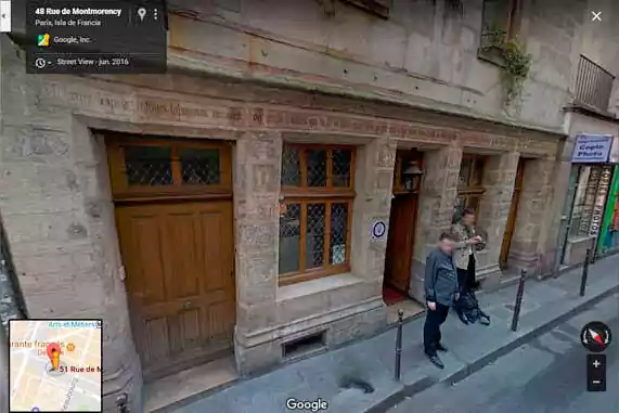 Nicolas Flamel, el hombre de la piedra filosofal 3 Nicolas Flamel. 51 Rue de Montmorency, con 2 colados en la foto. Foto: Google.
