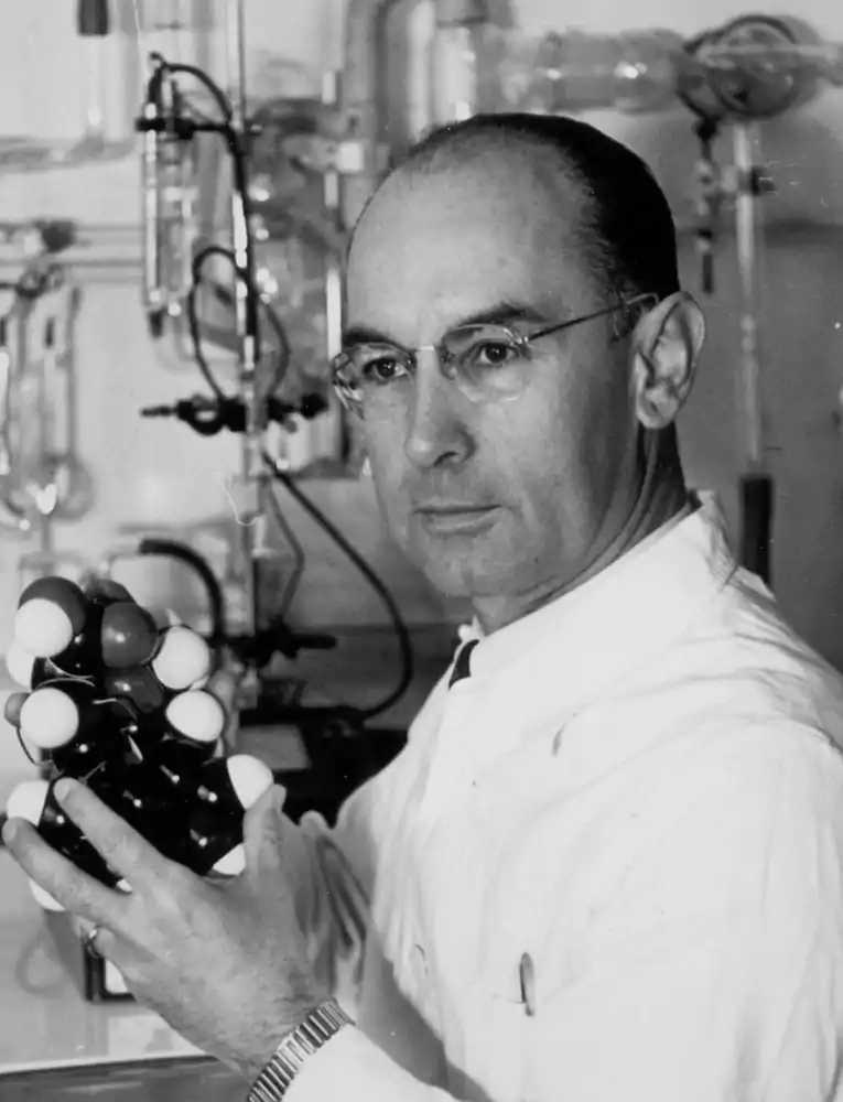 El oscuro origen del Día de la Bicicleta 1 El químico suizo Albert Hofmann mostrando un modelo de la molécula de LSD.