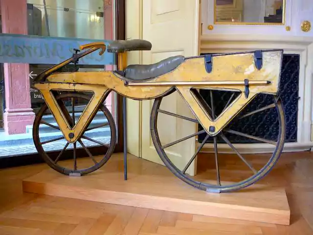 La bici a lo largo del tiempo 1 Bicicleta. La Draisiana, creación de Karl Drais, exhibida en el museo Kurpfälzisches en Heidelberg, Alemania.