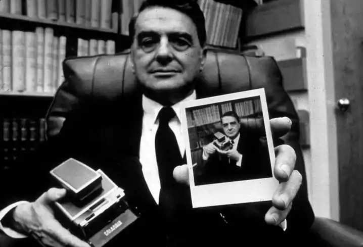 Edwin Herbert Land y la revolución fotográfica 1 Edwin Herbert Land con una cámara Polaroid. Foto: Polaroid Corporation.