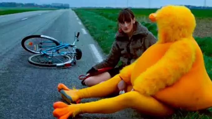 Una puta y un pollito Une Pute et un Poussin Yelle