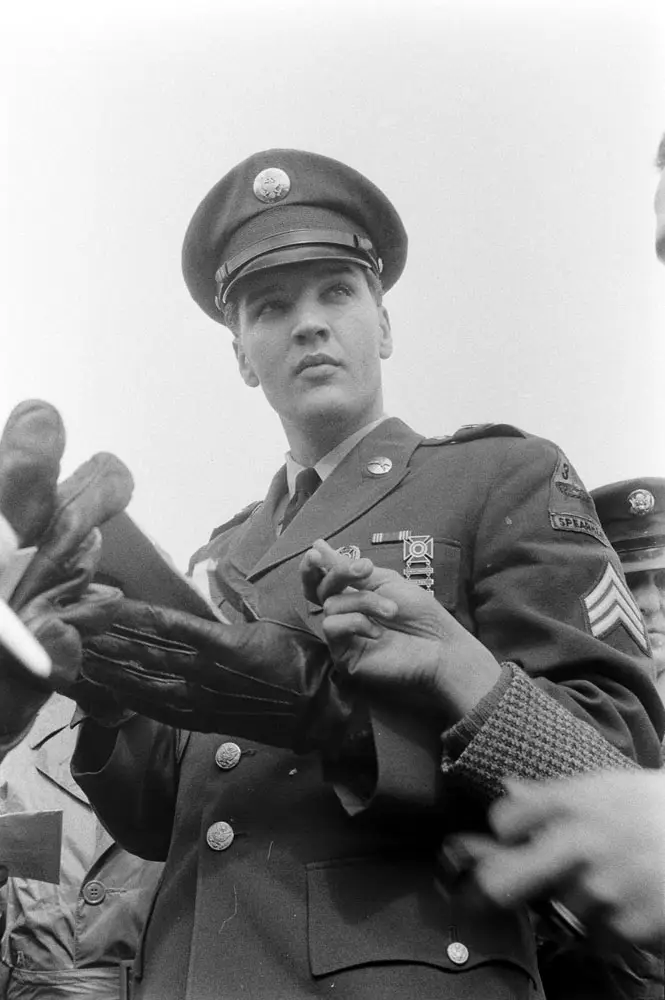 La mujer que siempre vivió en la mente de Elvis 1 Elvis Presley en Fort Dix, Nueva Jersey, poco antes de ser dado de baja del Ejército de los Estados Unidos, marzo de 1960. Foto: Al Fenn/Life Pictures/Shutterstock.