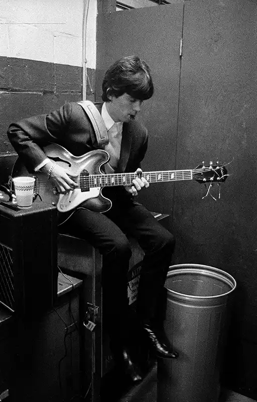 La noche en que nació "Satisfaction" 1 Keith Richards tocando la guitarra en backstage durante su gira por los Estados Unidos en 1965. Foto: Gered Mankowitz.