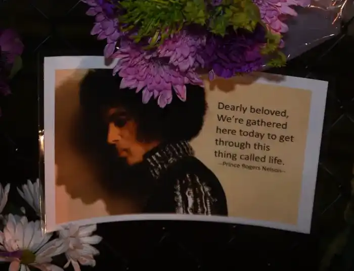 Mensajes que dejaron los fans tras la muerte de Prince. Foto: Getty