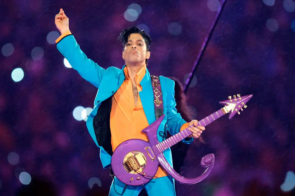 Prince durante el medio tiempo del Super Bowl 2007.