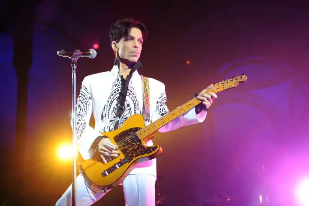 Prince tocando la guitarra. Foto: AFP.