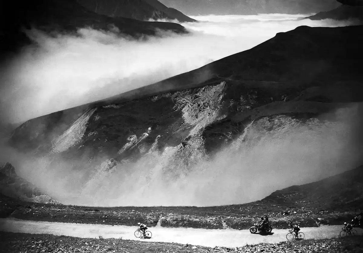El Tour de France: la carrera que nació por los periódicos 3 Raphael Geminiani desciende el Col du Tourmalet en los Pirineos franceses durante la 18ª etapa del Tour de France, 1952.